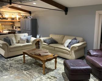 Winter Price Drop! Waterfront Retreat Nestled On The Beautiful San Bernard River - Brazoria - Living room