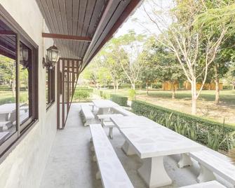 OYO 75359 Thaiburi Thara Resort - Dan Makham Tia - Patio