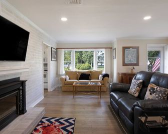 The Crabby Little Oyster Cottage in Cambridge MD - Cambridge - Living room