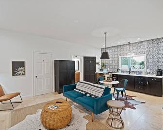 Stonewall Bungalow 3 - Sleeps 4 - Stonewall - Sala de estar