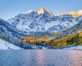 Downtown Aspen 2br Presidential Condo W/ Heated Pool & Hot Tub,valet Ski Storage - Aspen - Gebäude