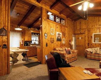 The Cozy 2 bedroom Pineland Chalet - Wrightwood - Living room