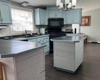 Cozy Chippewa Lake Ranch just steps from the lake! Kayaks and SUPs Private beach - Chippewa Lake - Kitchen