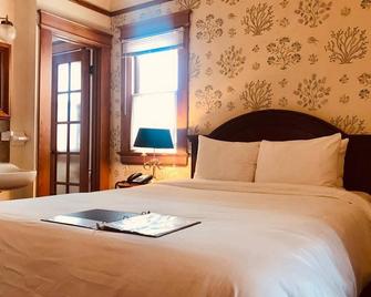 Ocean Views, Romantic Queen Bedroom - Pacific Grove