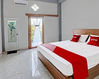 OYO 91210 Hotel J3 - Praya - Bedroom