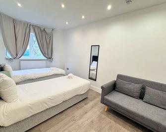 The Hatton Rooms - Feltham - Bedroom