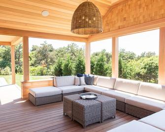 New 5 Bedroom Surfside Beach House with Pool. Perfect for families - Nantucket - Salon