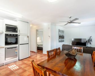 One bedroom beachfront apartment - Yeppoon - Dining room