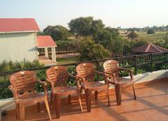 Spacious, close to nature, peace and tranquility yet close to the city of Bhopal - Bhopal - Ban công