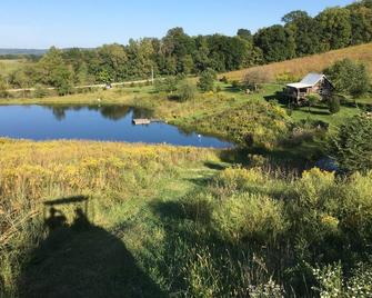 1850 Rustic Cabin 20acre Prairie 3stocked Ponds - Bellevue - Vista del exterior