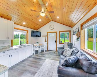 Peaceful Bonners Ferry Cabin with Deck and Mtn Views! - Bonners Ferry - Вітальня