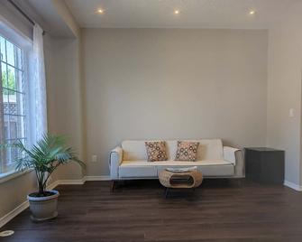 Markham, convenient transportation and shopping, famous high school district - Markham - Living room