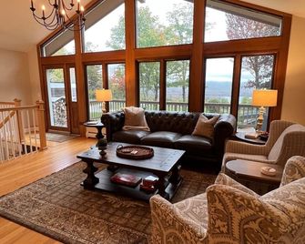 Breathtaking Views & Walking Distance to the Fabulous Mountain Top Inn Resort - Chittenden - Living room