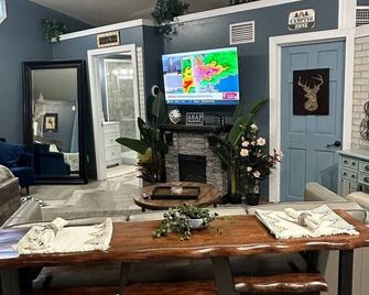 Cozy cabin in Historic Idlewild with WiFi, AC, & access to the snowmobile trail. - Idlewild