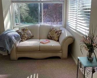 Cozy cottage on the creek - Sedona - Living room
