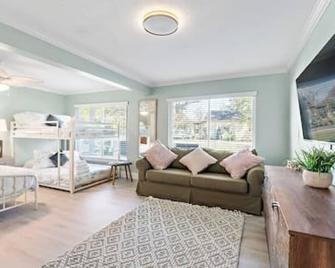Cozy cottage in the heart of Kemah close to the boardwalk and bay - Bacliff - Living room