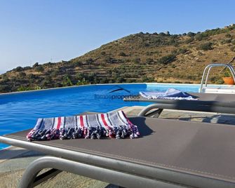 Sunny house with a great sea view and a swimming pool - Ιουλίδα - Πισίνα