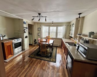 Historic charming pet and family friendly 3-bedroom farmhouse in Camden. - Camden - Küche