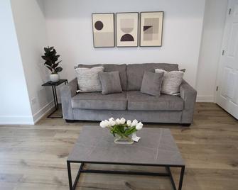 Lakeside Retreat: Charming Greystone Near Downtown - Chicago - Living room