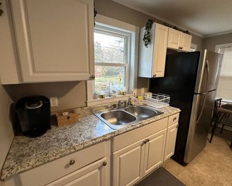 The Lyon’s Den- Boutique bungalow in the heart of Batesville, Arkansas - Batesville - Cocina