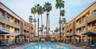 Courtyard by Marriott Palm Springs - Palm Springs - Piscina