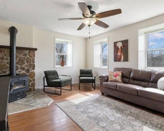 Dover Hilton Farmhouse - York - Living room