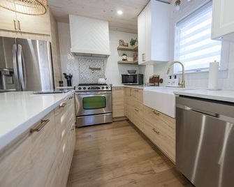 Wavecrest Cottage -Kingsville - Premium Comfort - Kingsville - Kitchen