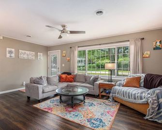 Eagles Beach Nest II - New Buffalo - Phòng khách