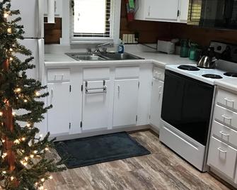 Cozy Cabin 1 Br Snowshoe - Snowshoe - Kitchen