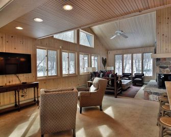 Serenity On Lake Owen - Cable - Living room