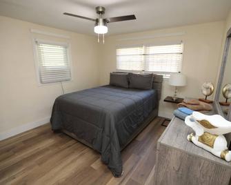 Hidden Garden Apartment - Jacksonville - Bedroom