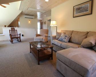 North End Nook - North Hero - Living room