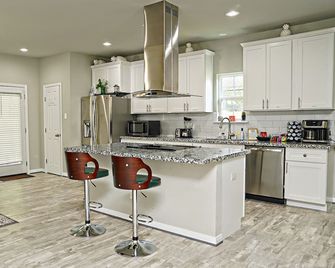 Clean & Cozy new Home, 30 mins to George Bush INTL/ downtown 5 mins to woodlands - The Woodlands - Kitchen