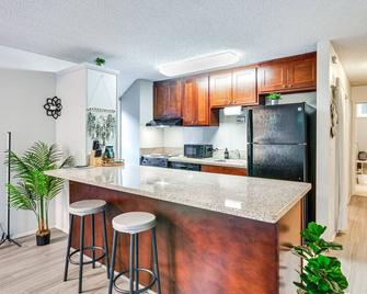 Lake Oswego Condo with Balcony, 3 Mi to the Water! - Lake Oswego - Kitchen