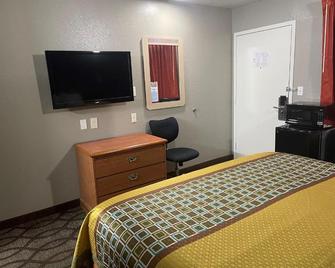 Super 7 Inn - Memphis - Bedroom