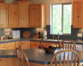 The Main Aspen Lakehouse at Skagway Reservoir - Victor - Kitchen