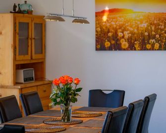 Modern and cosy 5 rooms penthouse with stunning view - Triesenberg - Menjador