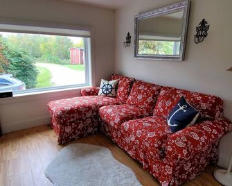 Attention Curse of Oak Island fans! - Western Shore - Living room