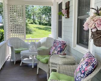 Island Jewel, pristine historic cottage, close to Old Harbor, 3 bed/1.5 bath - Block Island - Patio