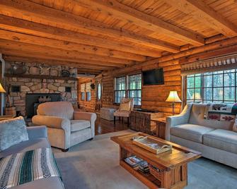 Family-Friendly Massanutten Log Home with Views! - McGaheysville - Sala de estar
