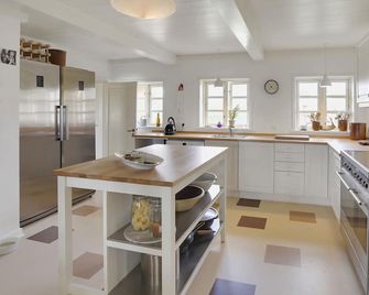 Tranehuset - holiday cottage with direct access to the beach - Møns Klint - Borre - Cuisine
