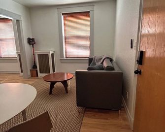 Top floor Uptown apartment! Pet friendly in a lively neighborhood - Denver - Living room