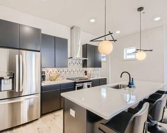 9- Modern 4 King Beds-The Music City Collection - Ashland City - Cocina