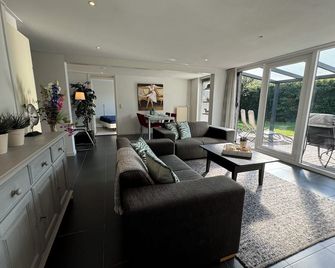 Detached 4-person house with sauna, WLAN, fenced garden. - Brouwershaven - Wohnzimmer