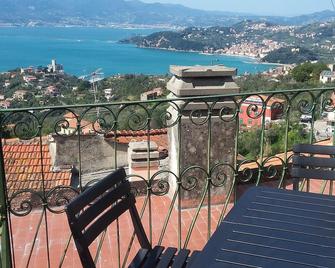 Typical Ligurian terrat with stunning views of the entire Gulf of Poets - Lerici - Balcony
