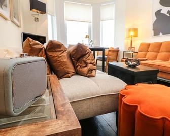 No 5 Cliffview - Ventnor - Living room