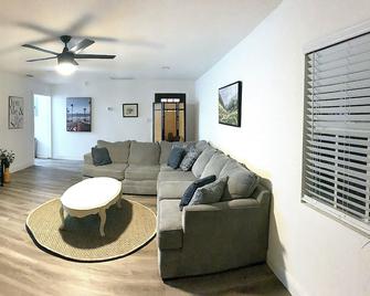 Restful Get -A - Away. 10 min from the beach!! - Largo - Living room