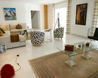 Villa with golf-course views - Cala Llonga - Salon