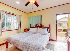 Relaxing studio outside of Dangriga with free WiFi, a porch & partial AC - Dangriga - Bedroom