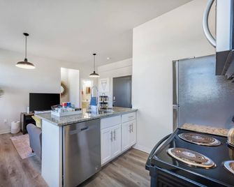 Modern Retreat Near Henry Ford - Detroit - Kitchen